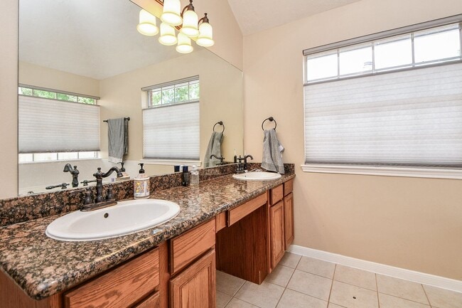 Building Photo - 4 bedrooms home in the heart of Copperfield