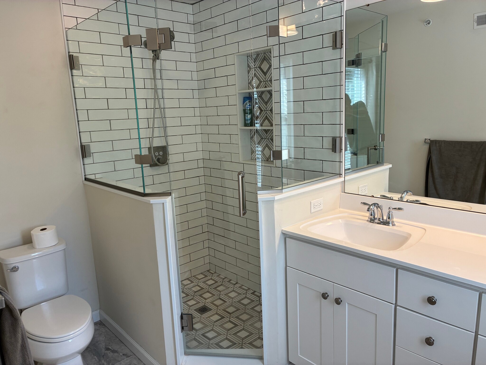 Building Photo - 605 Apple St