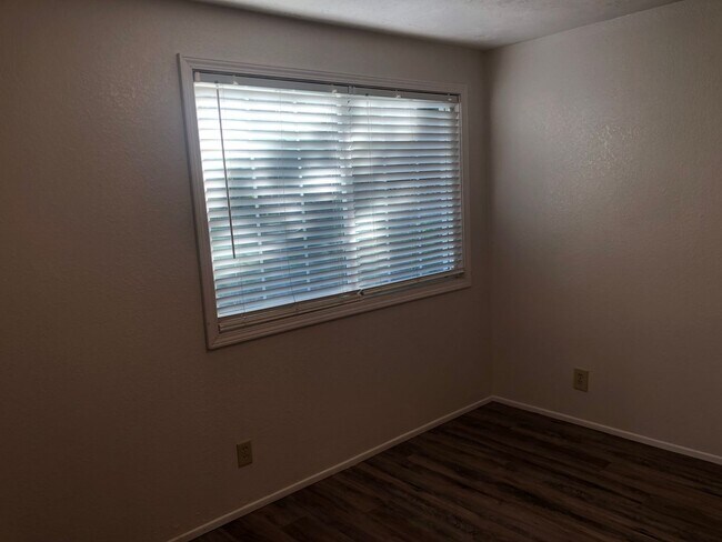 Building Photo - 3 bedroom 2 bathroom house in Thurston hills!