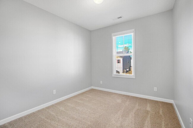 Building Photo - Townhome with Screened Porch!