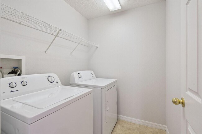 Building Photo - 622 Delancey Dr