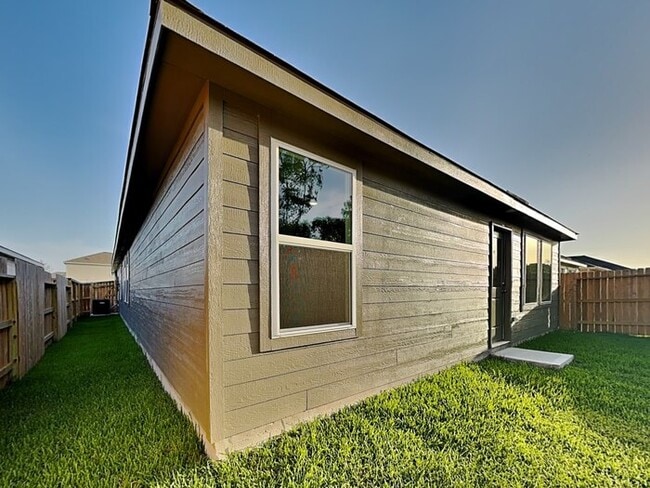 Building Photo - 21083 Santopadre St