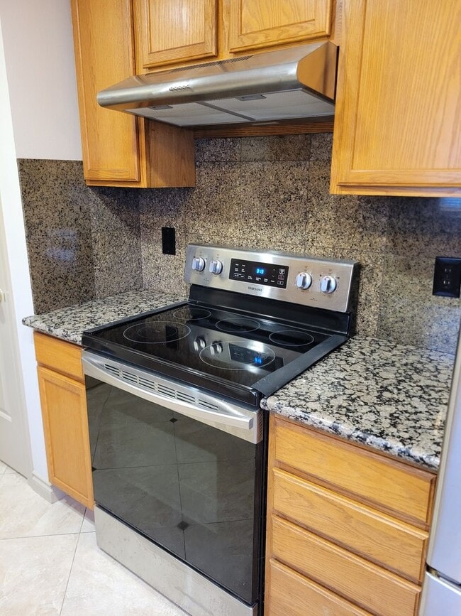 Building Photo - Updated House in NE Salem - Fenced Yard - Pet Friendly