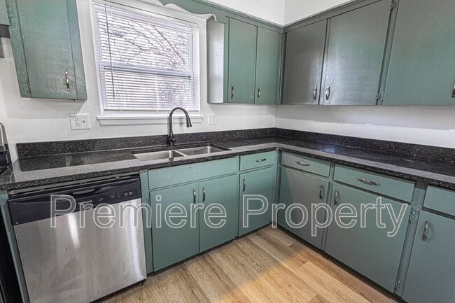 Building Photo - 224 E Hargis St