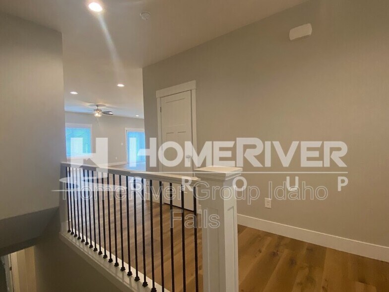 Building Photo - 690 Silvermaple Dr