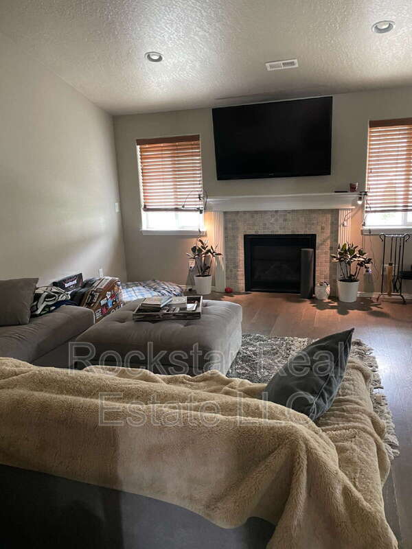 Building Photo - 1327 N Rogue River St