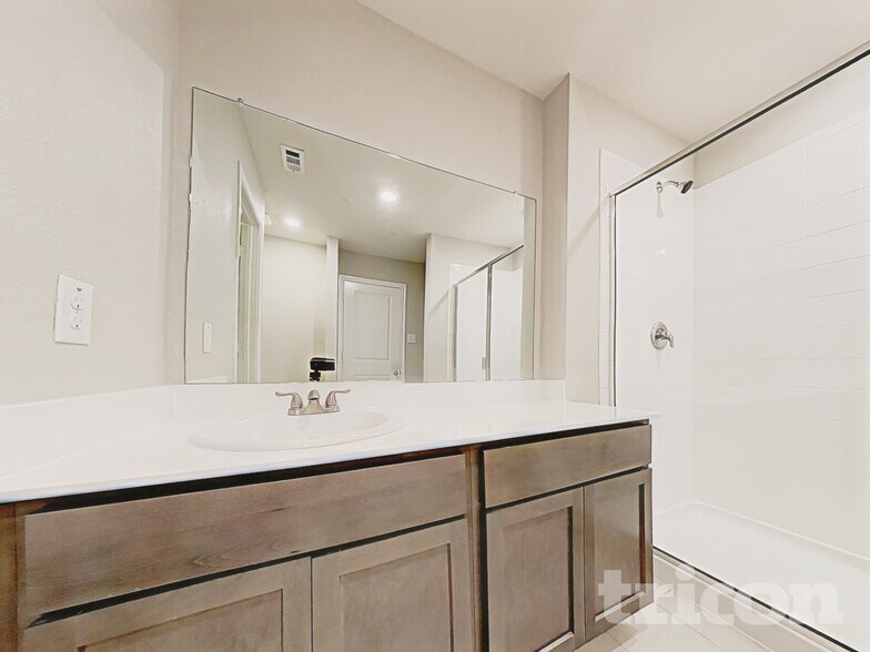 Building Photo - 1904 Strongbark Dr