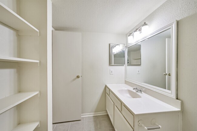 Building Photo - 5917 Fairdale Ln