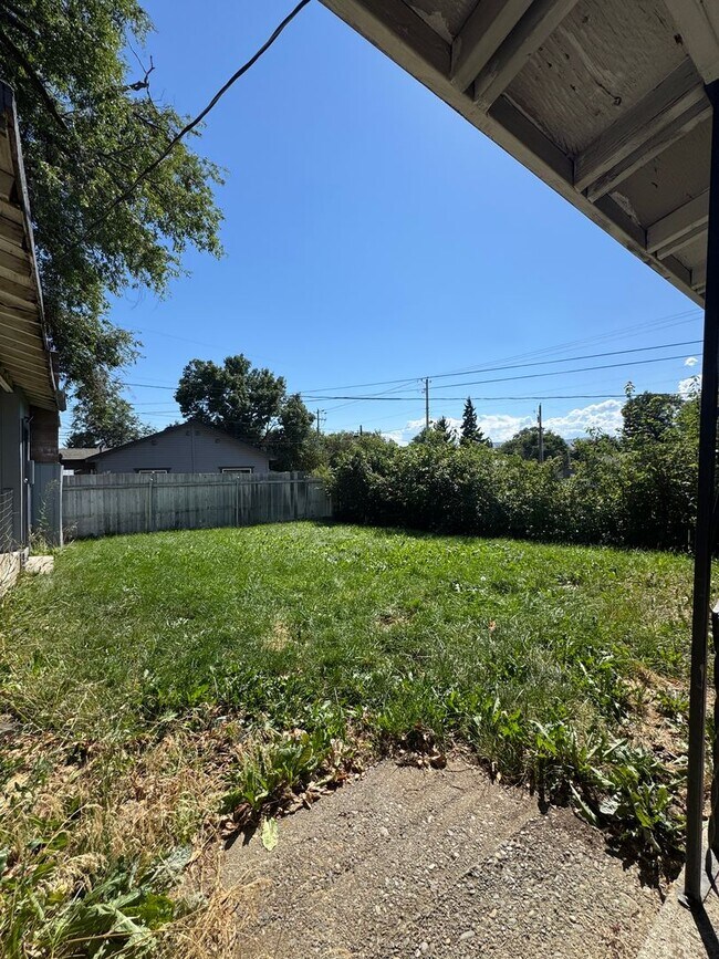 Building Photo - Cozy 2-Bedroom Pet-Friendly Home for Lease