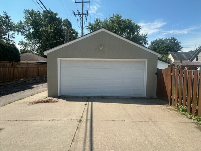 Building Photo - 5401 S 32nd Ave