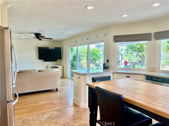 Building Photo - 24822 Via San Fernando