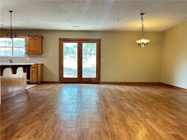 Building Photo - 2905 Falcon Rd