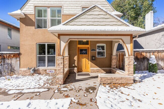 Building Photo - Beautifully updated 3 BR 3 bath Victorian home 7 blocks from Washington Park