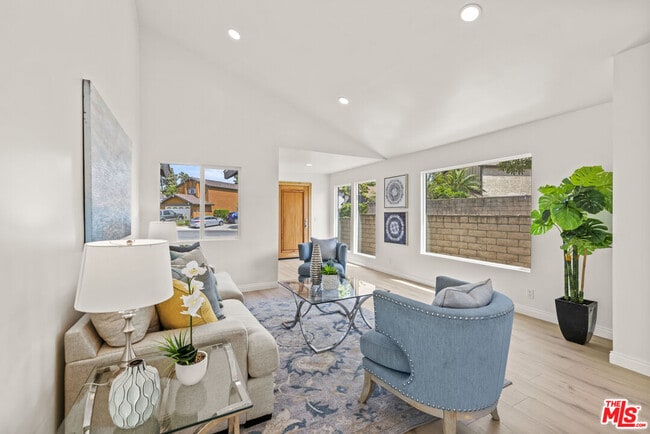 Building Photo - 13 Pepper Ct