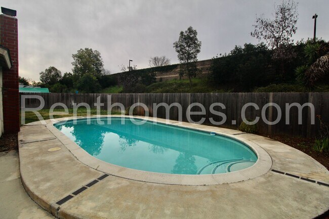 Building Photo - 1553 Palomar Dr