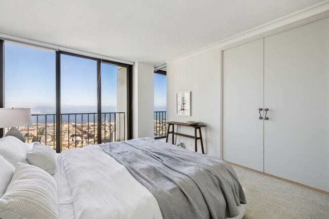 Building Photo - 999 Green St