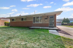 Building Photo - 32447 Hawthorne Dr