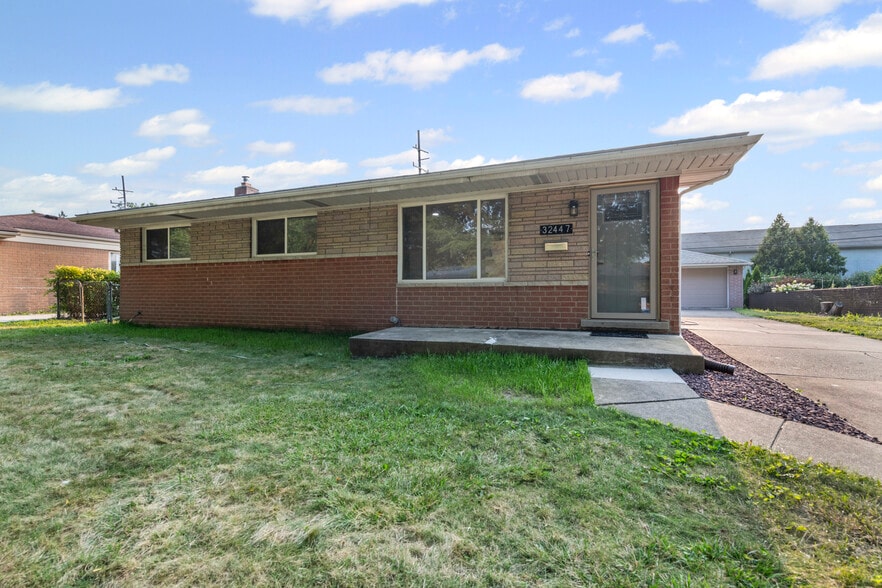 Primary Photo - 32447 Hawthorne Dr