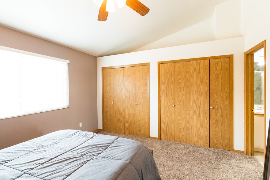 Building Photo - 11530 W 70th Plz