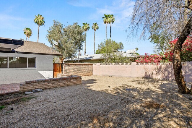 Building Photo - Prime ASU Location 5BR Home with Pool & Garage