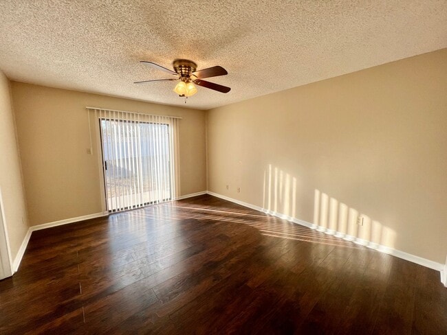 Building Photo - **MOVE IN SPECIAL!** MUST SEE! Spacious 2 Bedroom 2 Bath Unit!