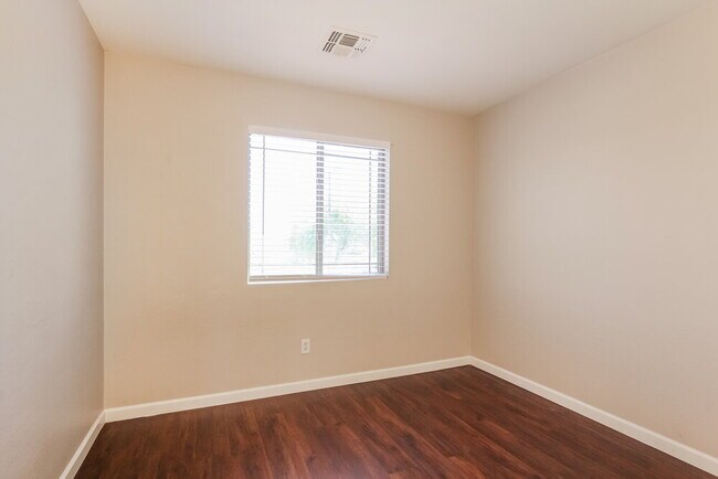 Building Photo - 5564 S 240th Dr