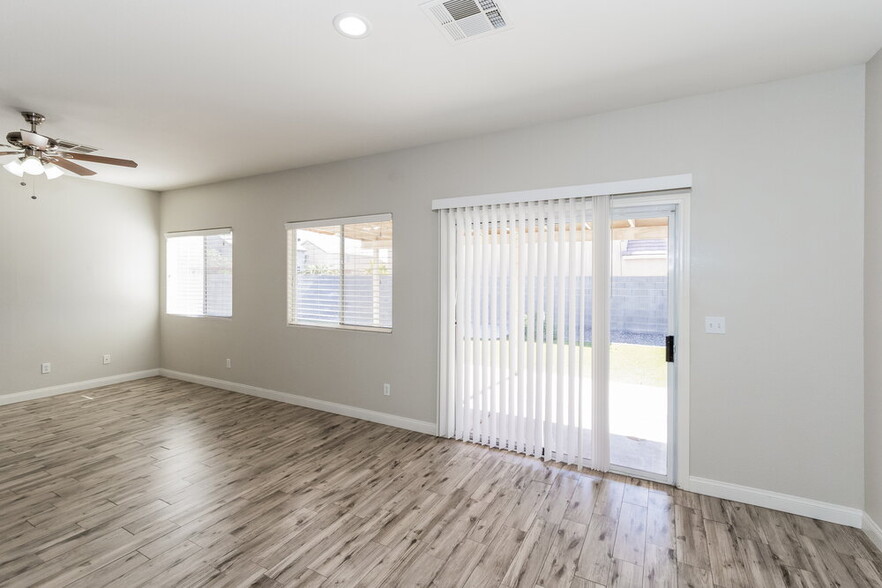 Building Photo - 5402 Royal Yacht Way