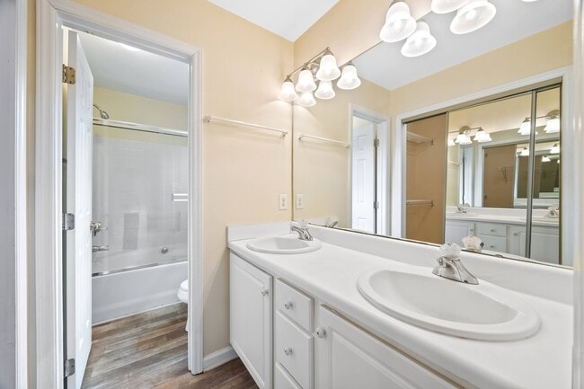 Building Photo - Three Bedroom Home!