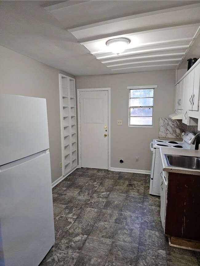 Building Photo - Newly renovated 2 bedroom, 1 bath duplex i...