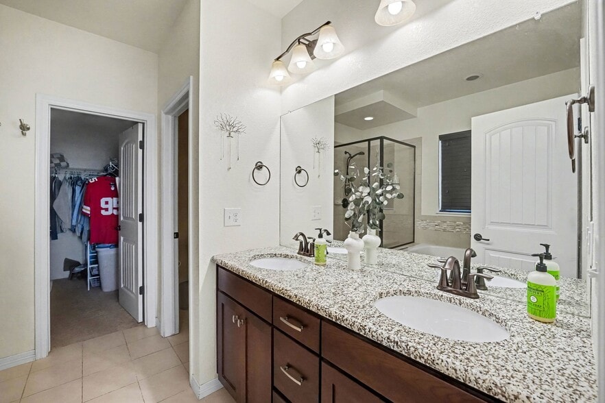 Building Photo - 470 Grenville Cir