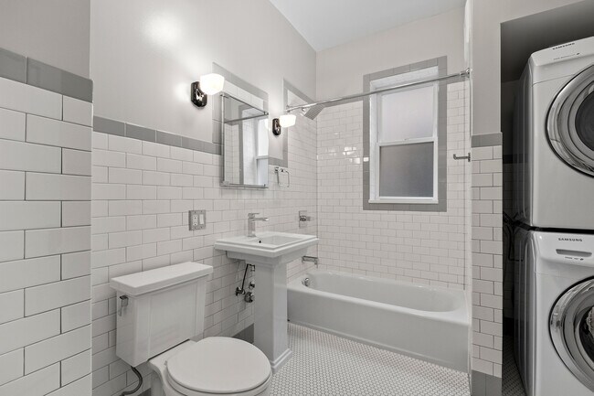 Building Photo - 1335 W Thorndale Ave