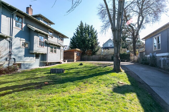 Yard - 718 NE Dekum St