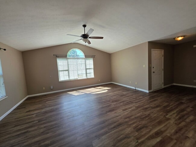 Building Photo - Maryville 37804 - 3 bedroom, 2 Bath Home , 2 car garage - Contact Donna Bailey (865) 389-6590