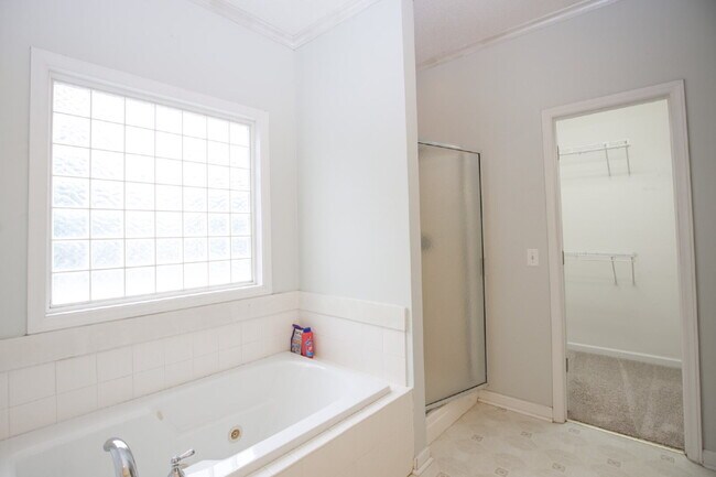 Building Photo - 380 Sullivan Dr