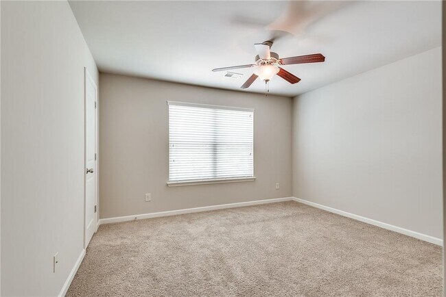 Building Photo - 933 Whitfield Oak Way NE