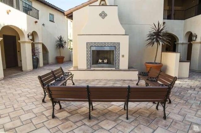 Building Photo - Single Story 2 + 2, plus Den Condo in Downtown Ventura Cannery!