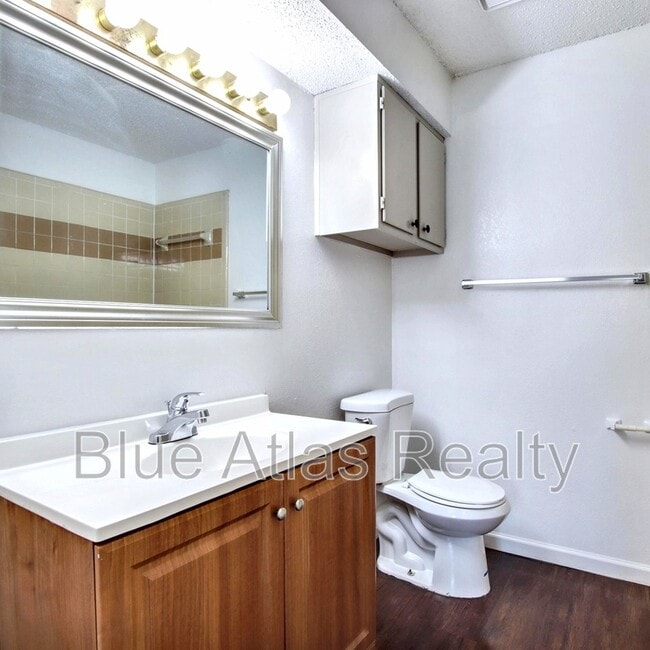 Building Photo - 916 Hilltop Dr