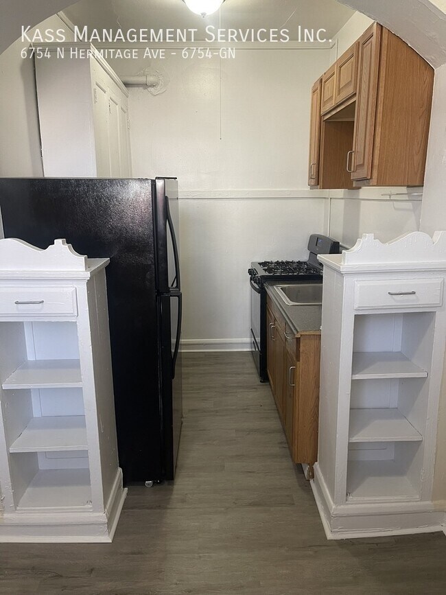 Building Photo - 6754 N Hermitage Ave