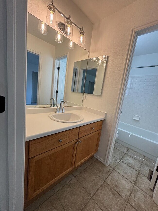 Building Photo - 9724 Queenscliffe Dr