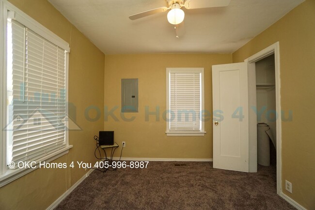 Building Photo - Stylish, Updated 2 Bedroom House! Move-in ...