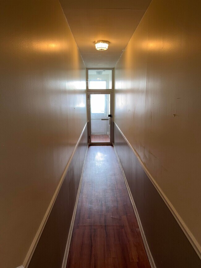 Building Photo - 998 Broadway