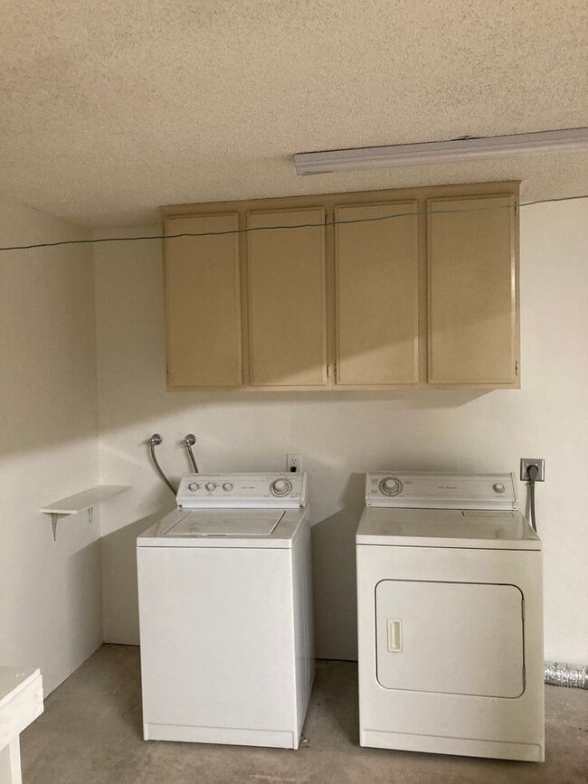 Building Photo - Spacious Tierresanta Condo with Garage!