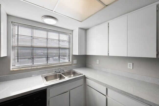 Building Photo - ***CUTE! Largo Townhome NOW *** 2 Bed. 1&1...