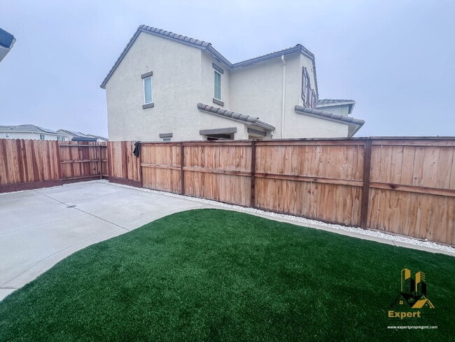 Building Photo - 2081 Blue Star Dr