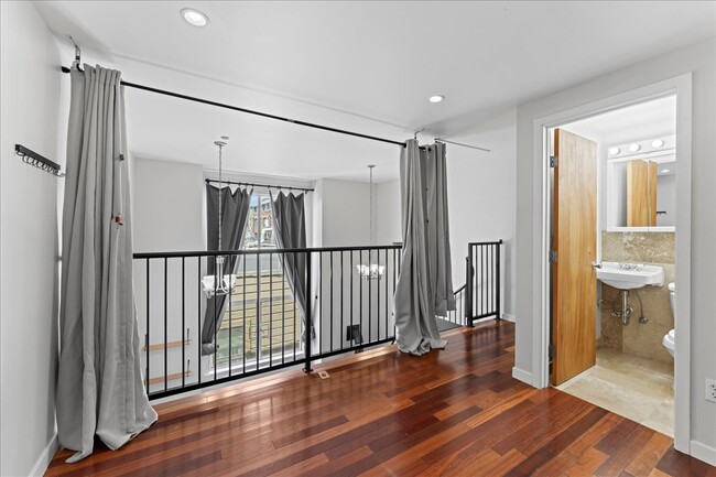 Building Photo - 108 Langton St