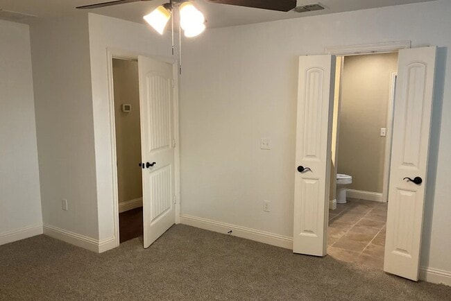 Building Photo - 2102 Colonial Dr