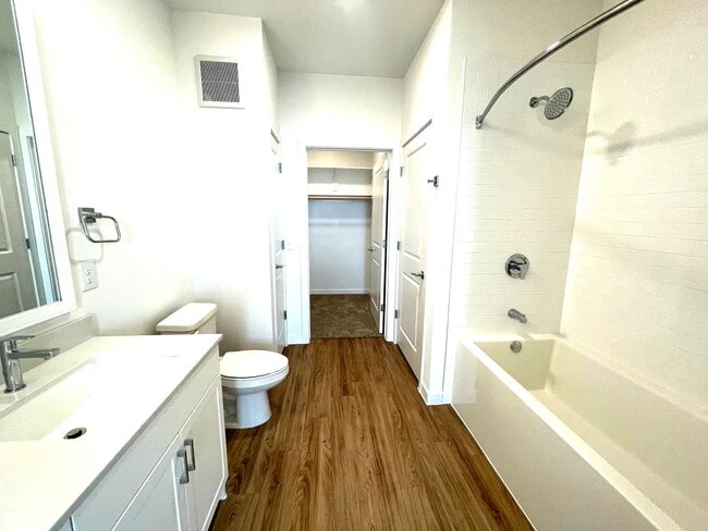 Building Photo - 1101 Abbeyglen Castle Dr