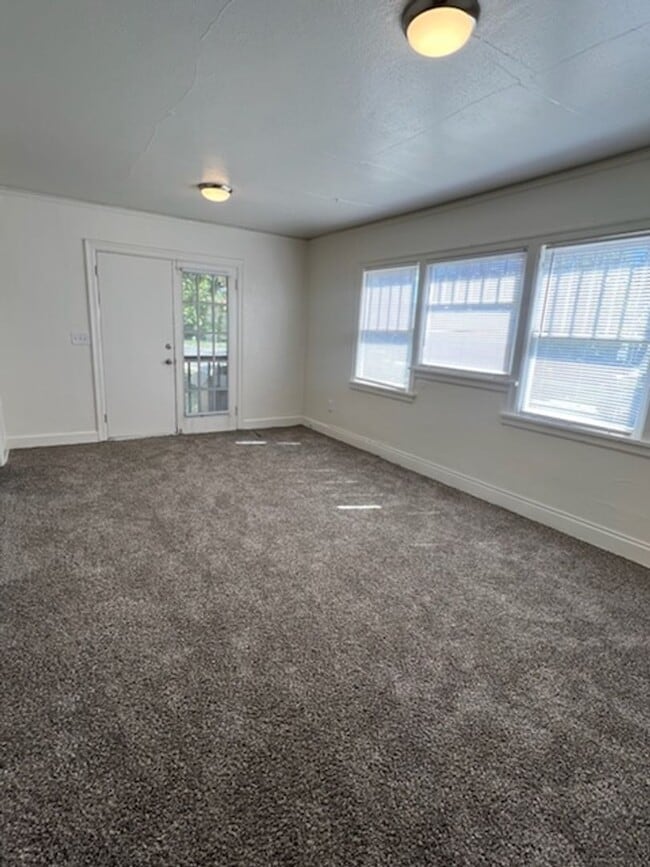 Building Photo - 614 S Yakima St