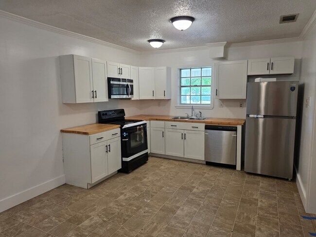 Building Photo - 1411 Martin St