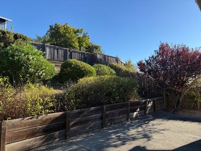 Building Photo - Newly remodeled single story home walking ...